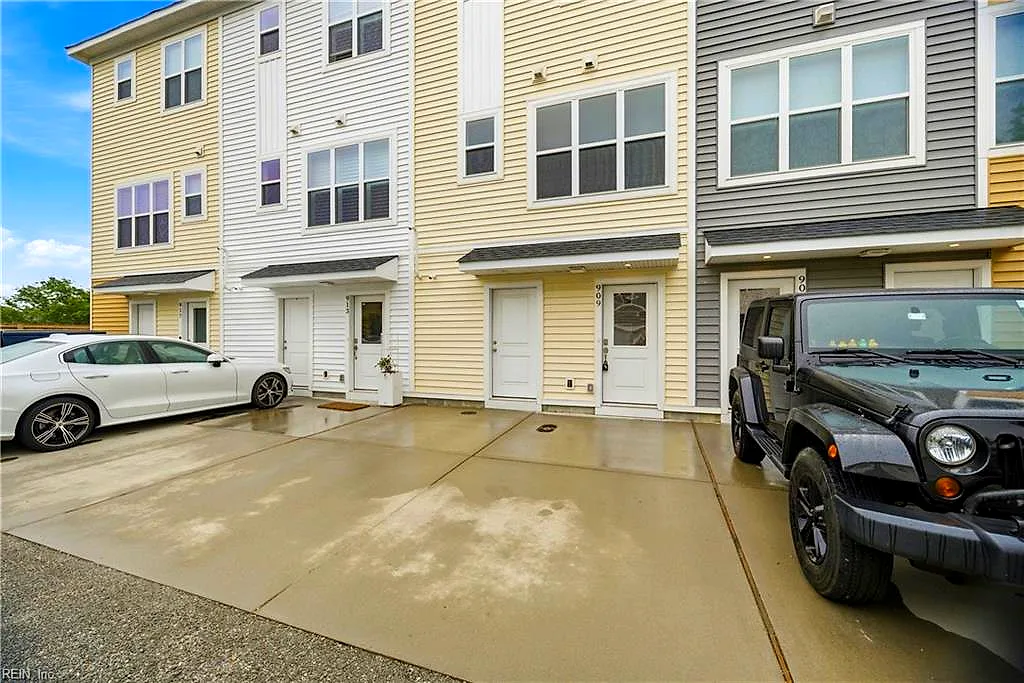 909 Baltic Ave, Virginia Beach — photo
