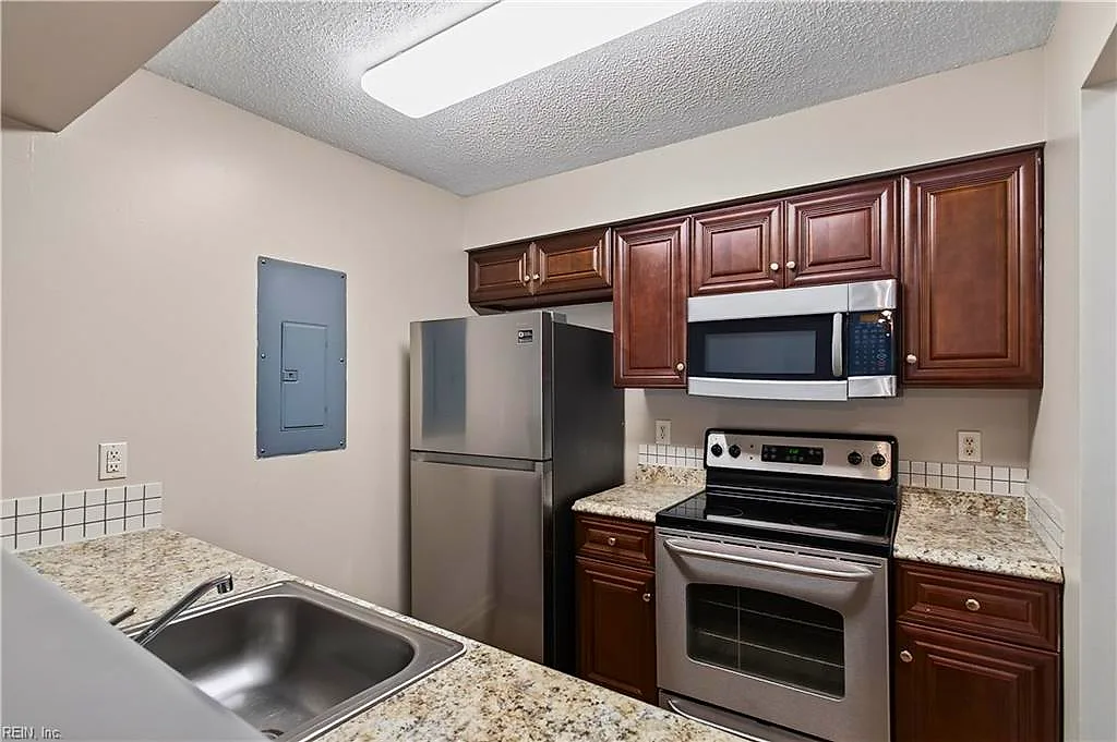 10 Tamarisk Quay #B, Hampton — photo