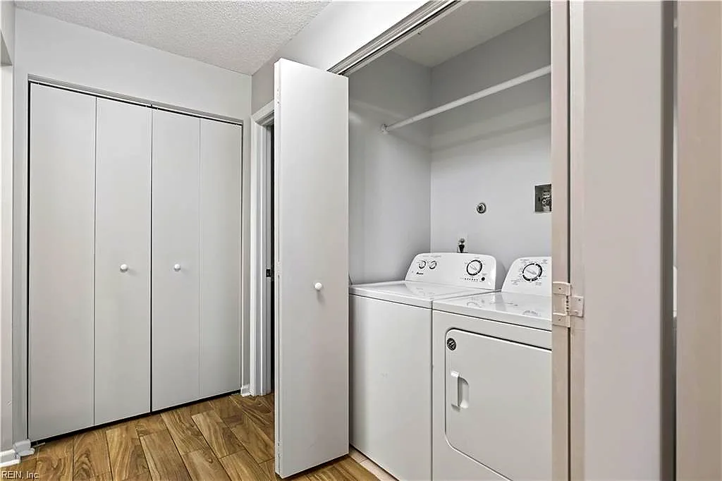 10 Tamarisk Quay #B, Hampton — photo