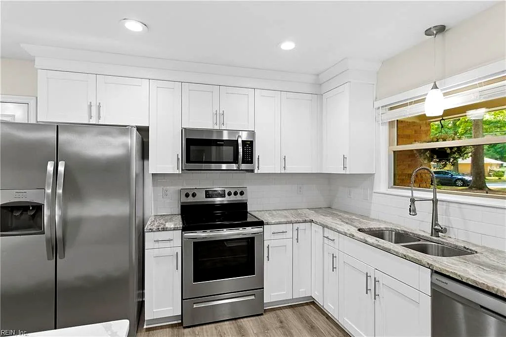 206 Beechwood Dr, Yorktown — photo