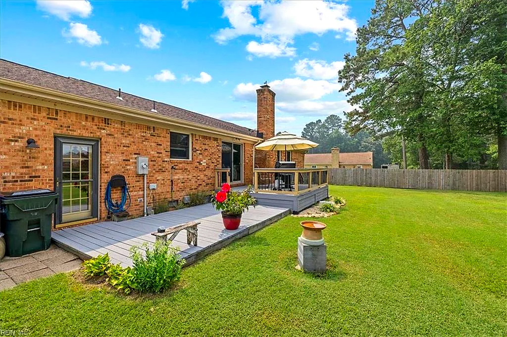 311 Sussex Ct, Suffolk — photo