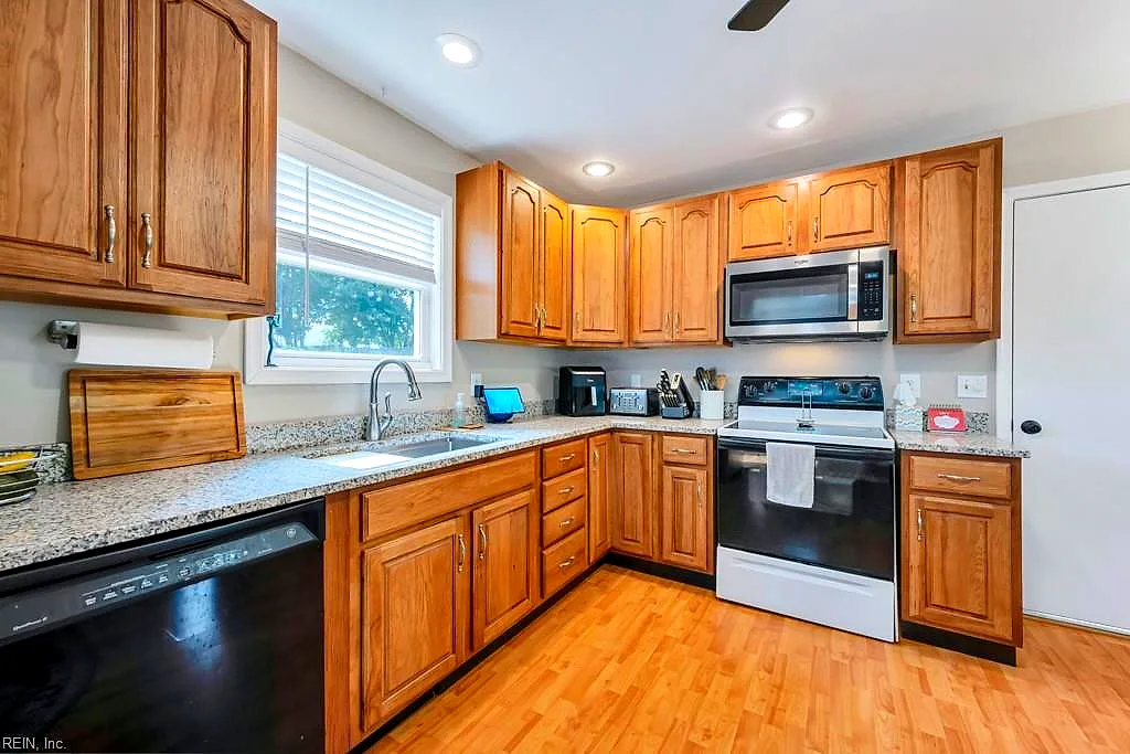 1404 Larkview Dr, Virginia Beach — photo