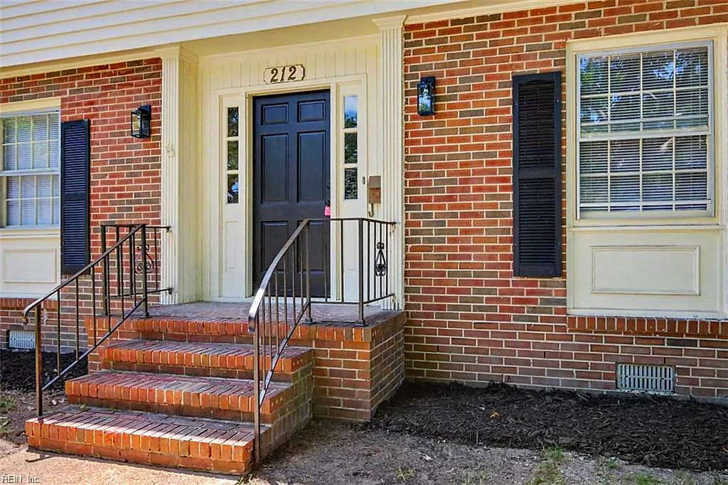 212 Watkins Dr, Hampton — photo