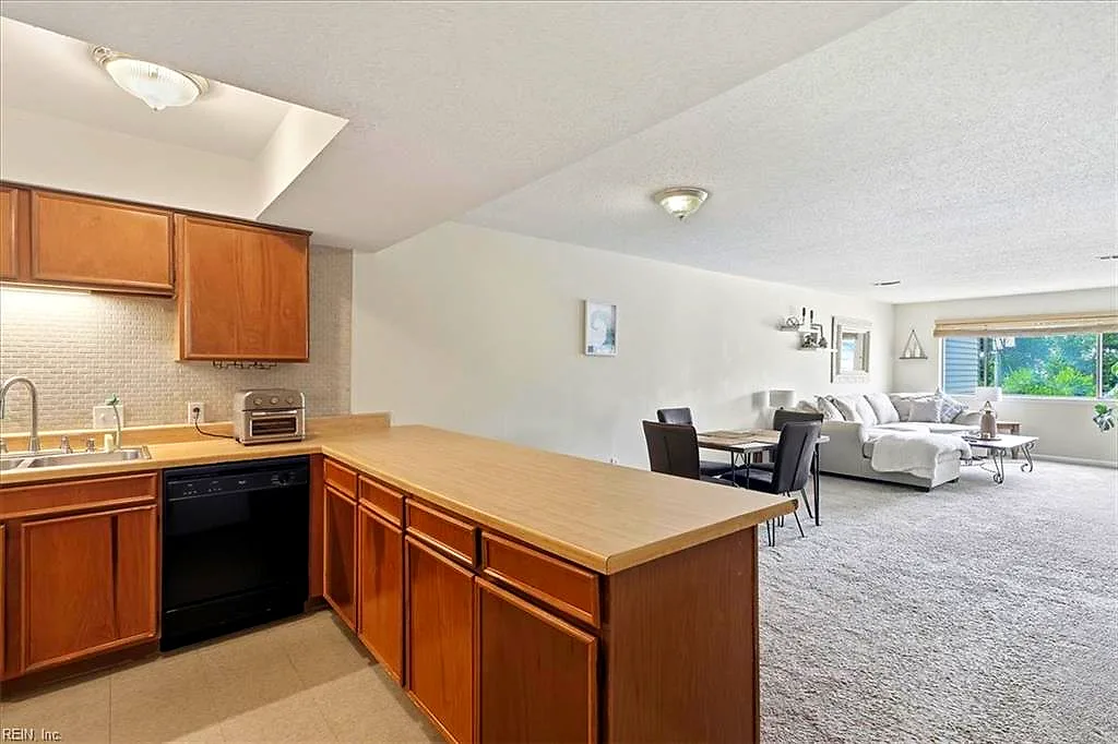 3200 Lynnhaven Dr #203, Virginia Beach — photo