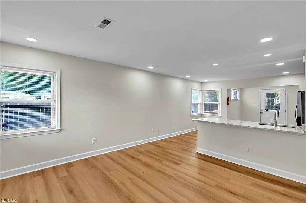 543 Draper Dr, Norfolk — photo