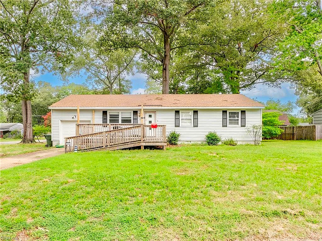 208 Collins DR, NEWPORT NEWS VA 23601