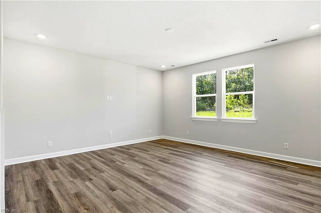 325 Tarn Ct, Suffolk — photo