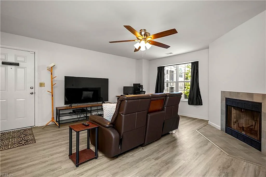 414 Delaware Ave #220, Norfolk — photo