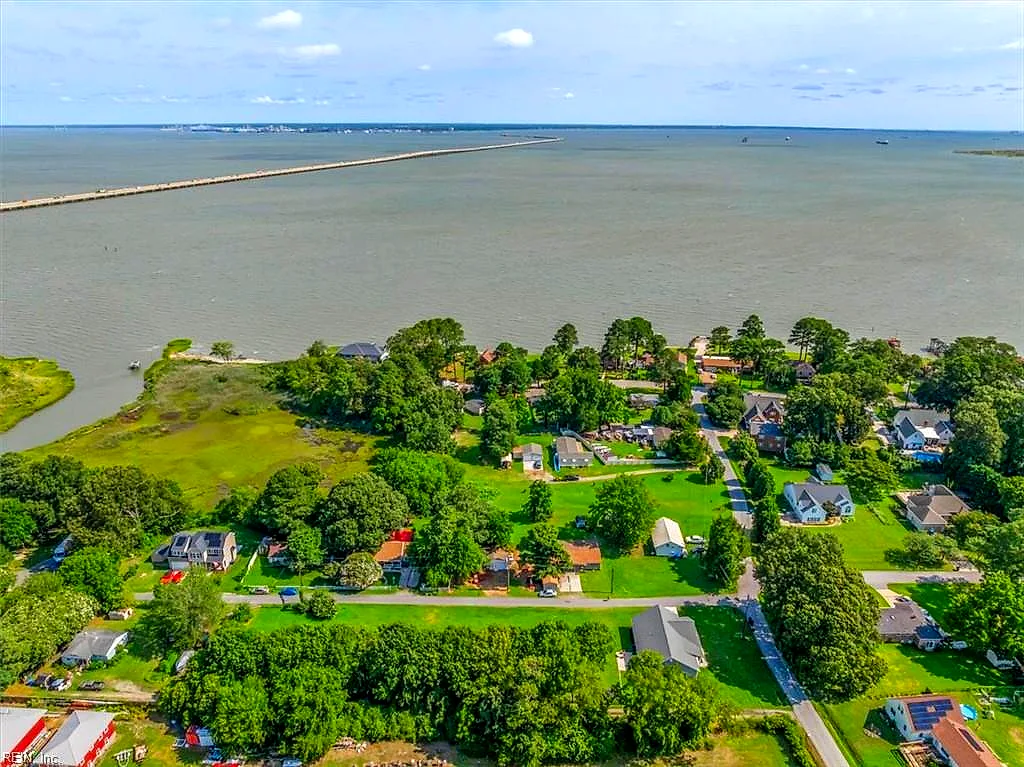 6935 Respass Beach Rd, Suffolk — photo