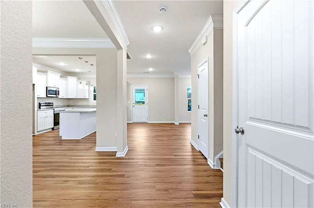 2 Tiffany Ln, Hampton — photo