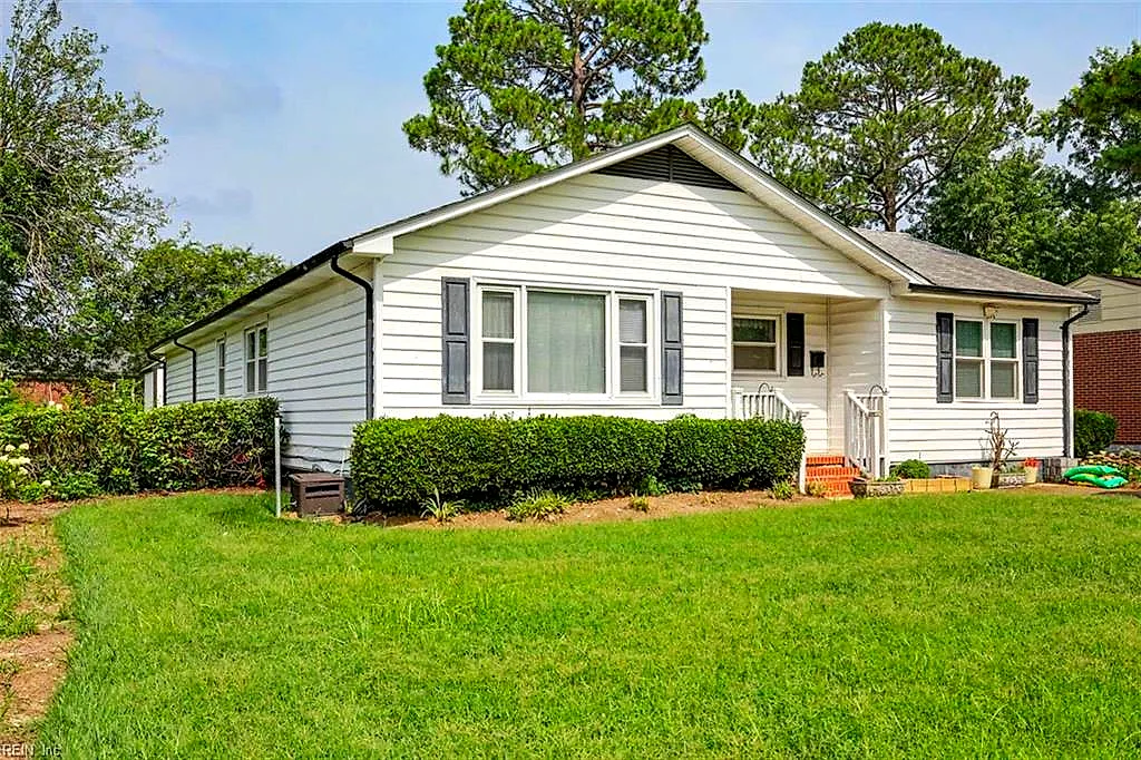 108 Bowen DR, HAMPTON VA 23666