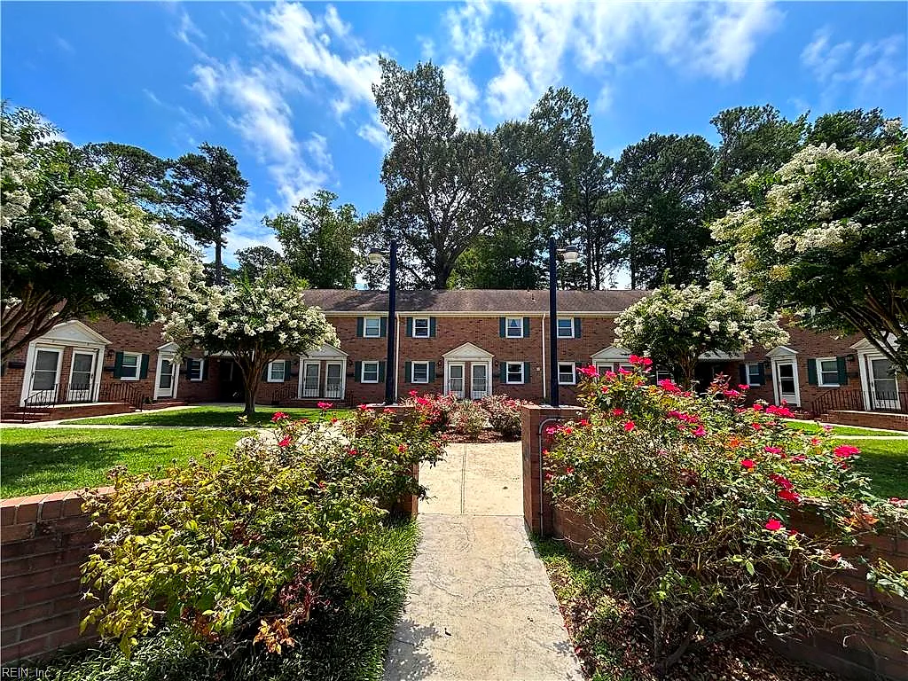 1245 Laskin Rd #13, Virginia Beach — photo