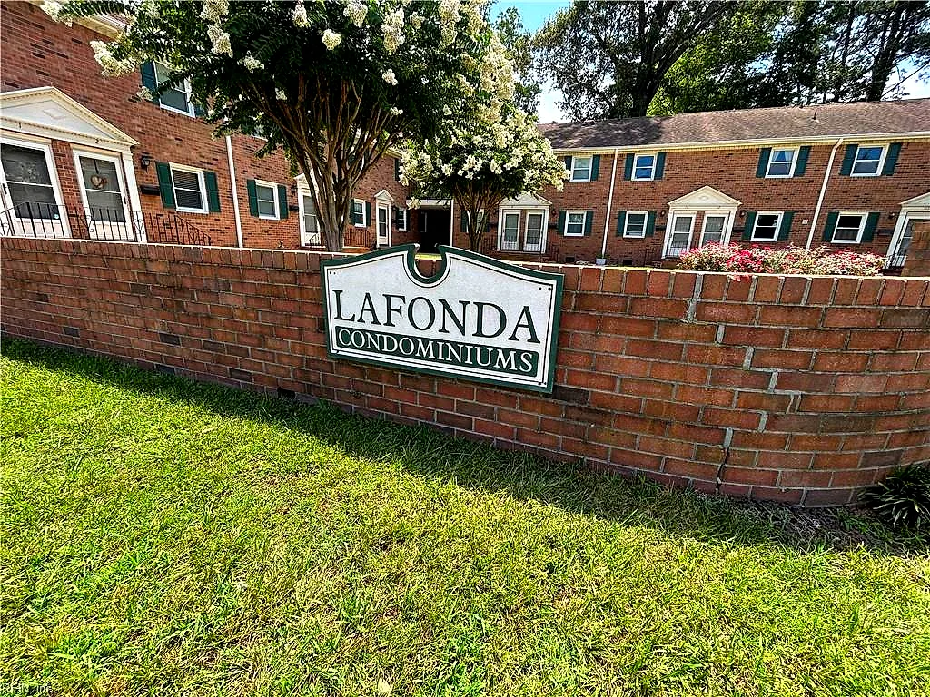 1245 Laskin Rd #13, Virginia Beach — photo