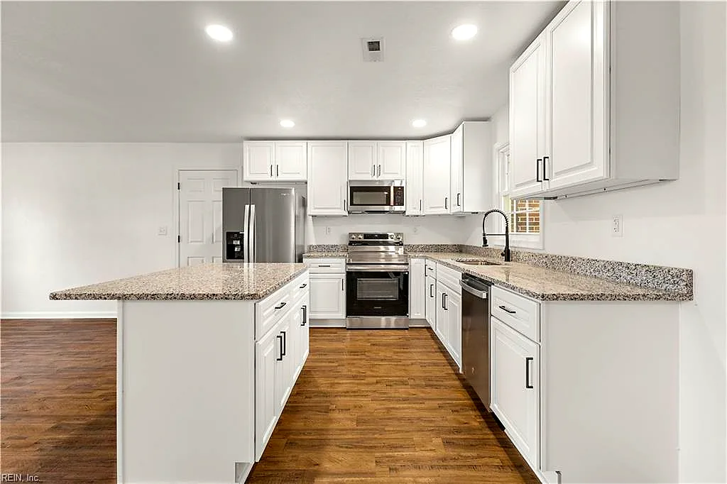 3025 Woodlawn Dr, Suffolk — photo