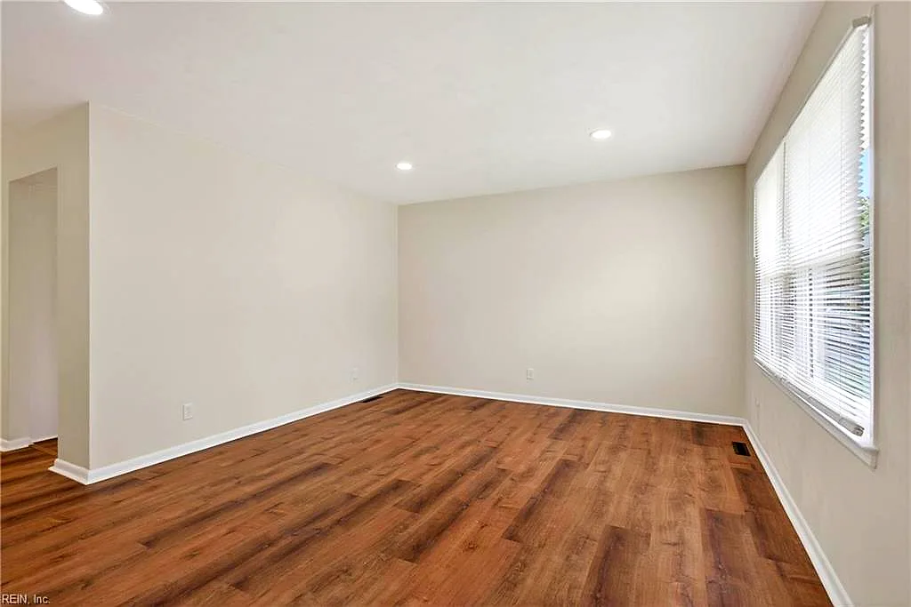 1214 Jamal Ln W, Portsmouth — photo