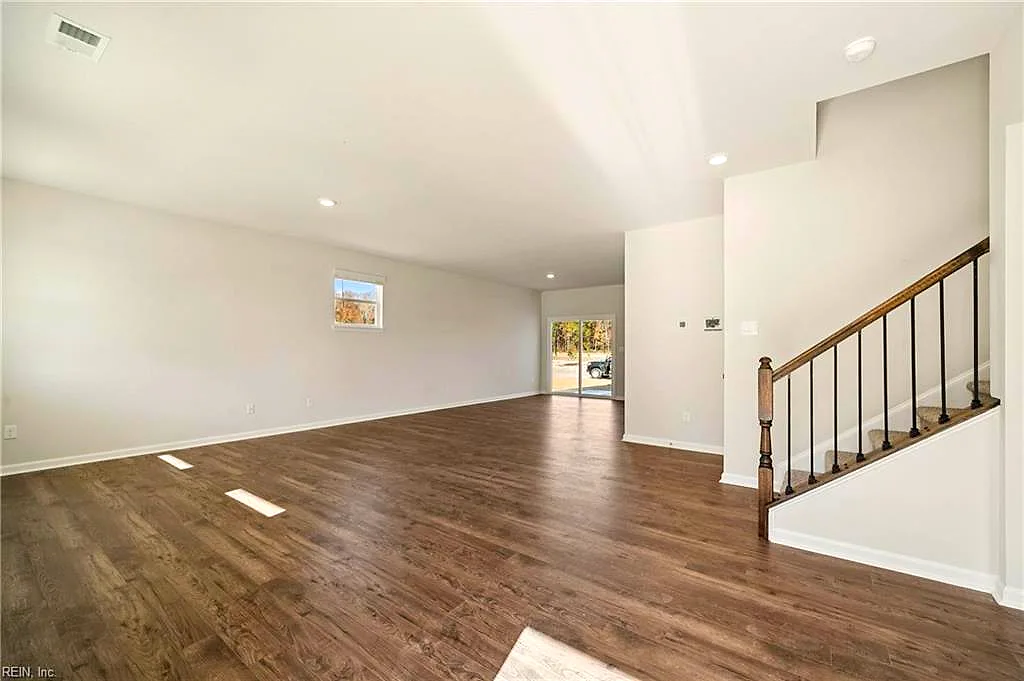 5125 Duxbury Rd, Suffolk — photo