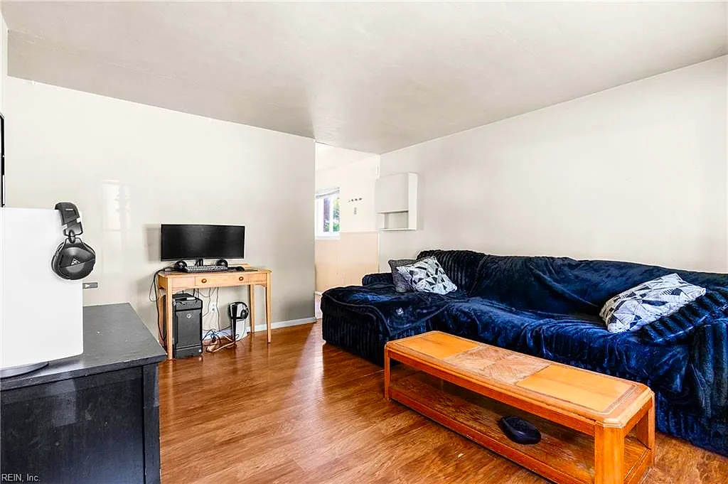 1140 Clarence St, Norfolk — photo