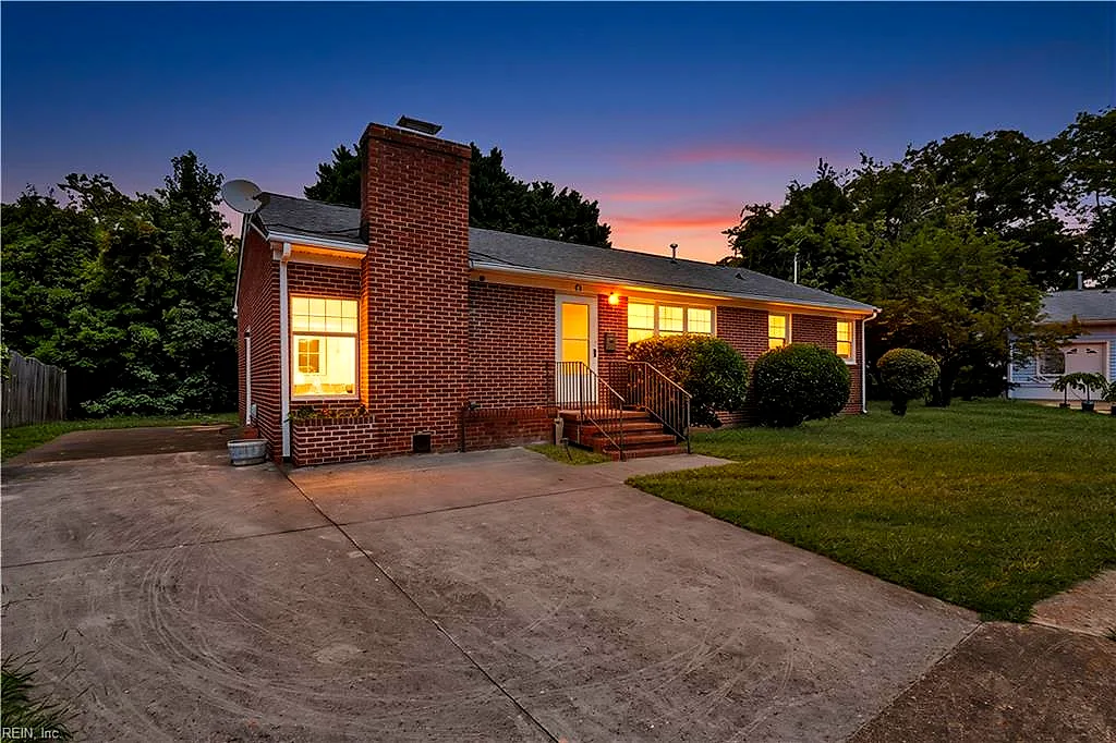 21 Corey CIR, HAMPTON VA 23663