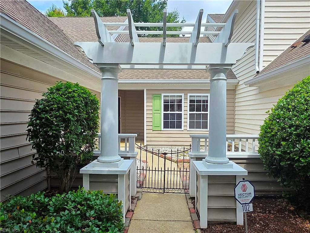 102 Lands End LN, CARROLLTON VA 23314