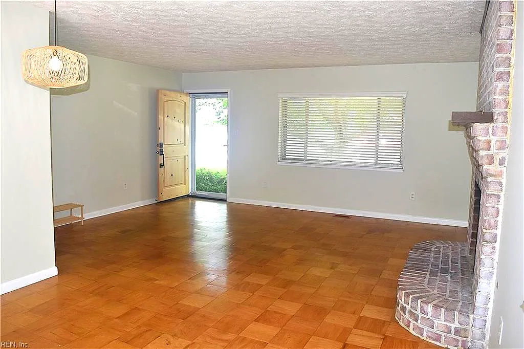 725 Roslyn Rd, Newport News — photo