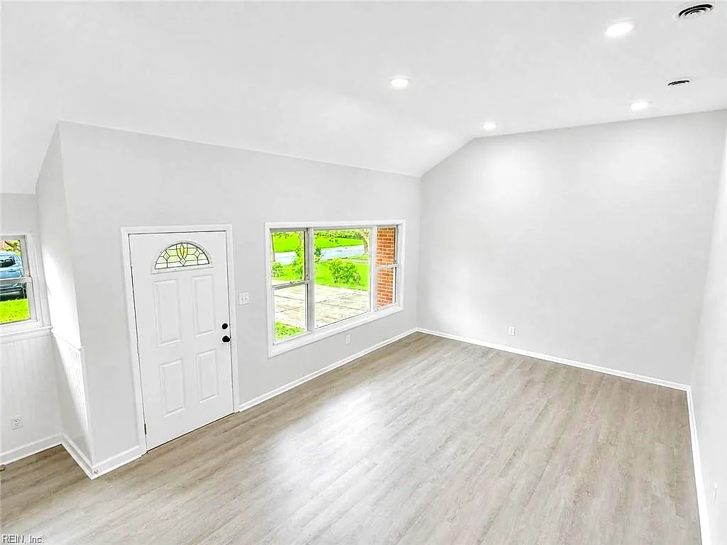 481 Beacon Hill Cir, Norfolk — photo
