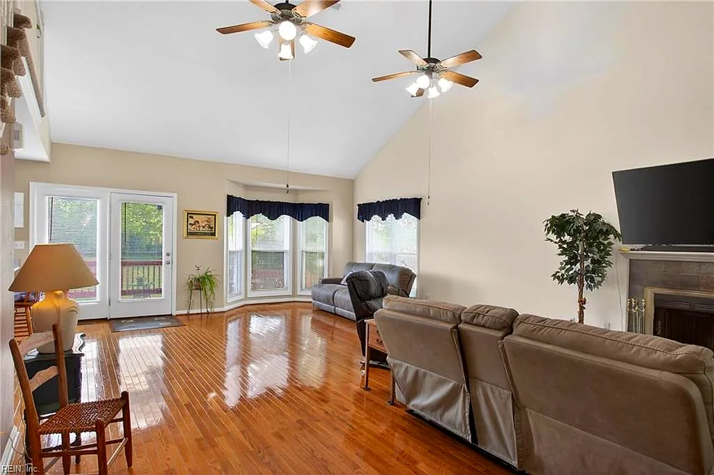 27 Reflection Ln, Hampton — photo