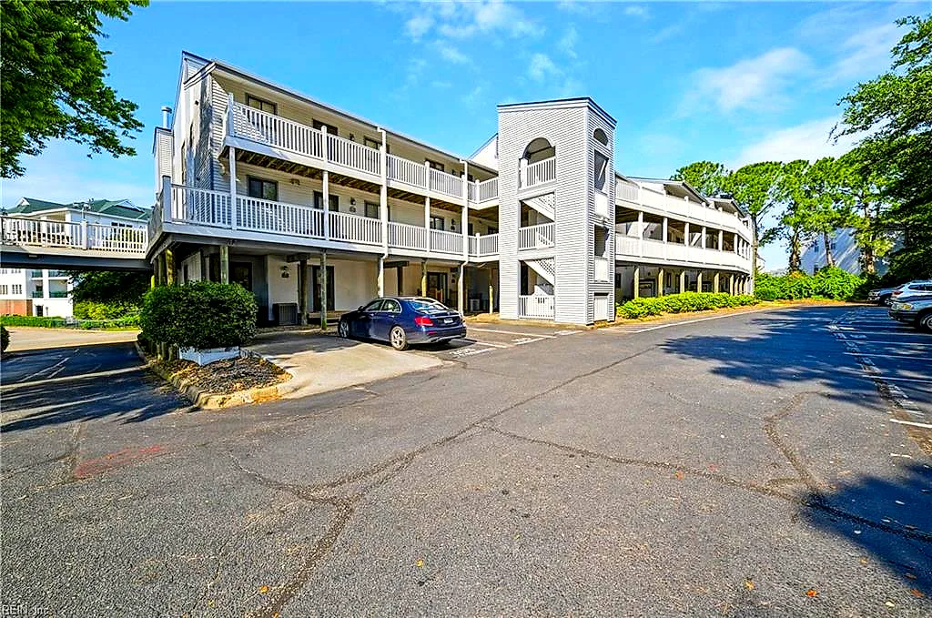 3200 Lynnhaven Dr #202, Virginia Beach — photo