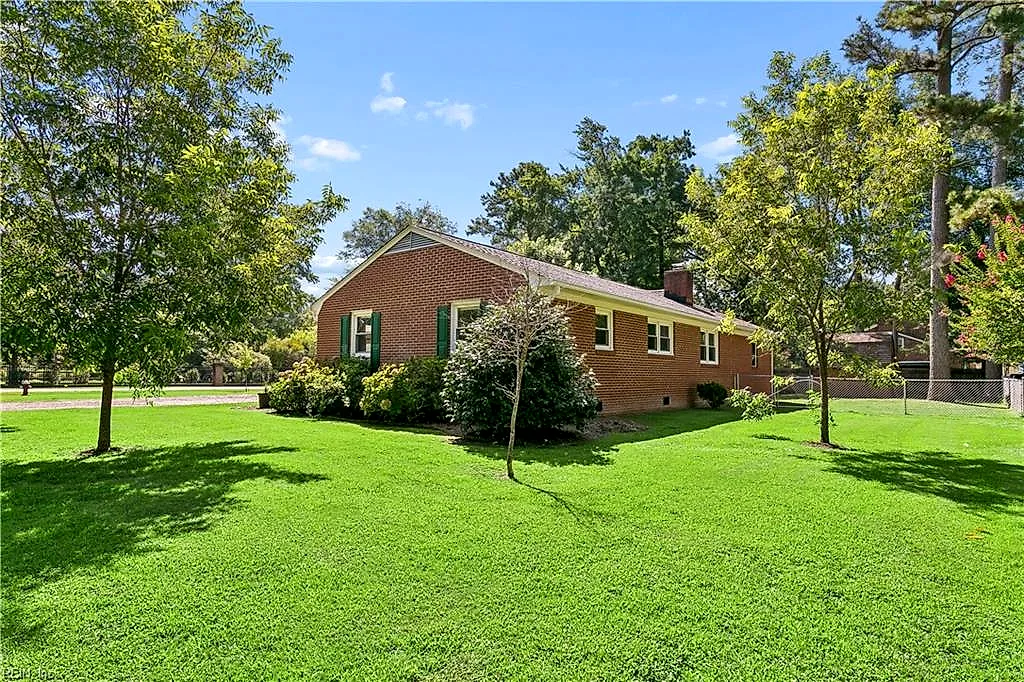 322 Sharon Dr, Seaford — photo