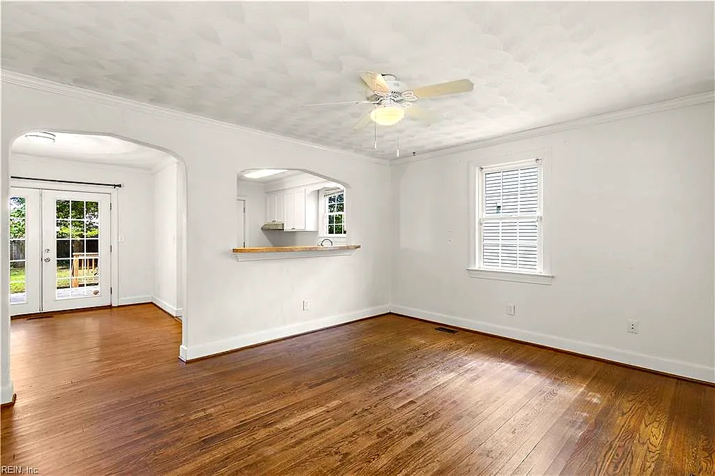 4848 Robin Hood Rd, Norfolk — photo