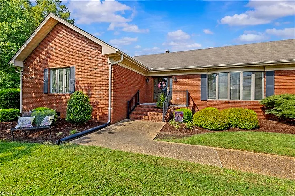 100 Northgate Ln, Suffolk — photo
