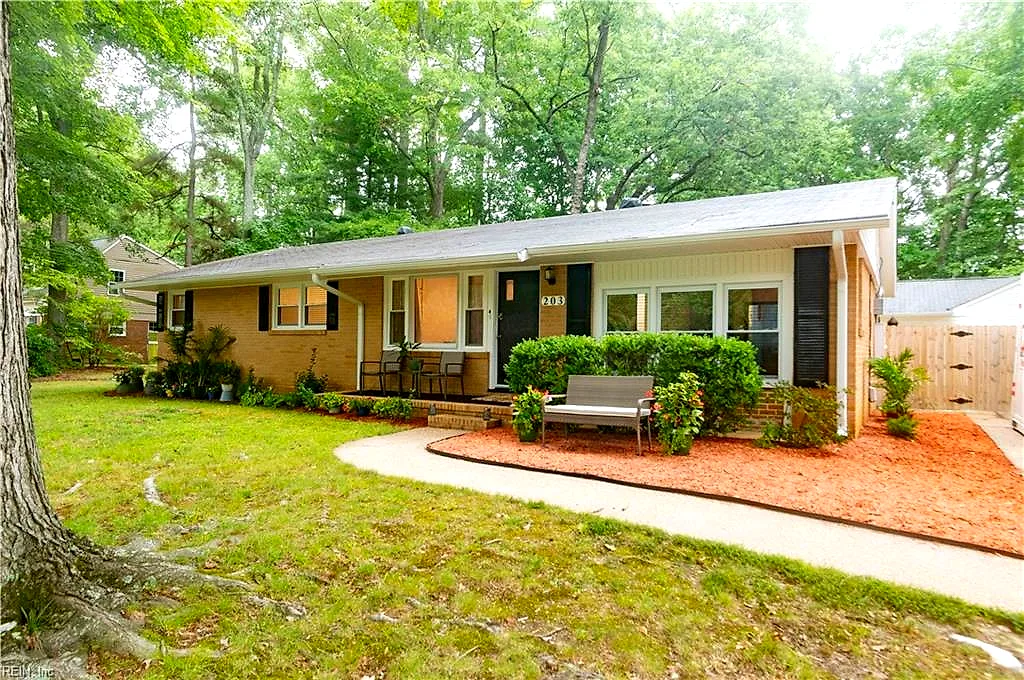 203 York LN, YORKTOWN VA 23692