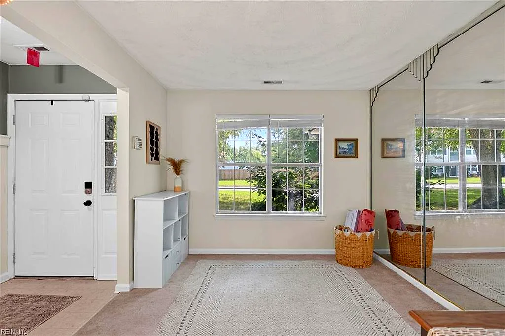 302 Carriage Ct, Suffolk — photo