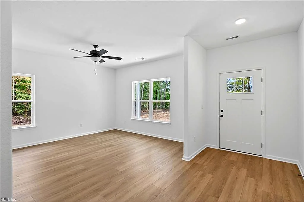 6469 Quaker Dr, Suffolk — photo