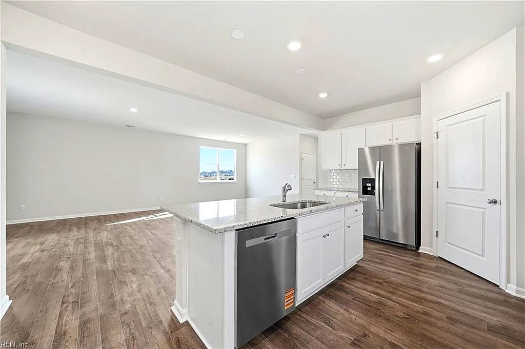 1004 Eastport Pl, Suffolk — photo