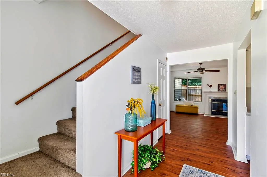 69 Madison Chse, Hampton — photo