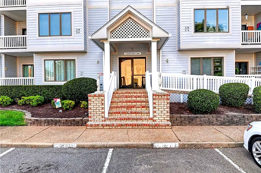1 Sandy Point Lane Ln #216, Chesapeake — photo