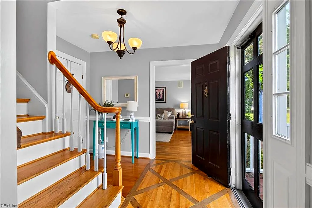 335 Sussex Ct, Suffolk — photo