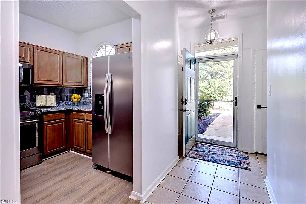 1369 Lake Dr, Newport News — photo