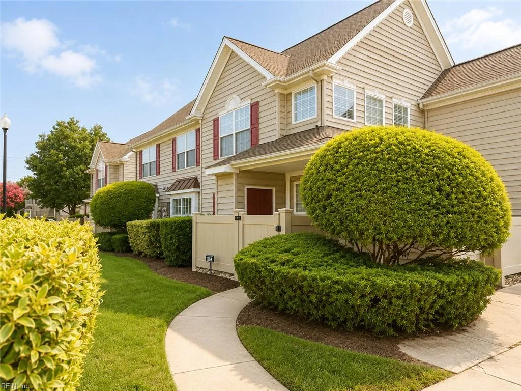 704 Lakeside Dr, Suffolk — photo