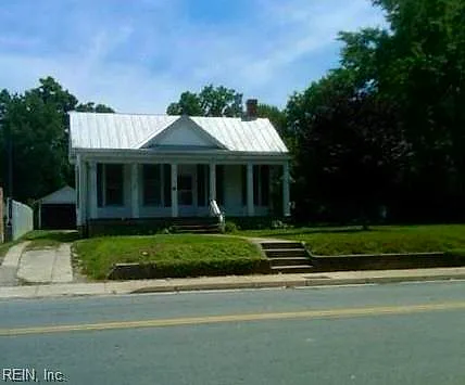 105 W Main St, Wakefield — photo