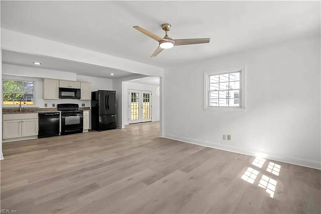 8239 Redwood Cir, Norfolk — photo