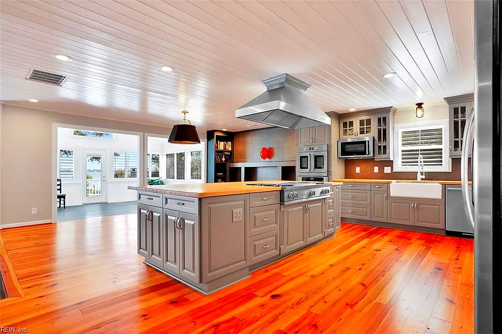 14 Eagle Point RD, HAMPTON VA 23669