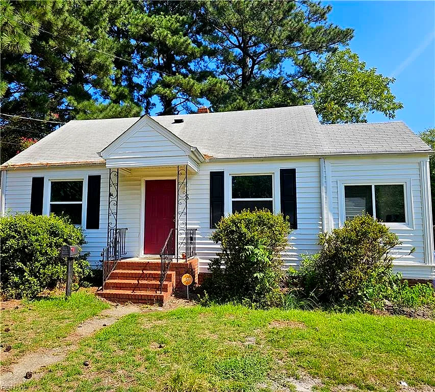 8 Fairview CIR S, PORTSMOUTH VA 23702