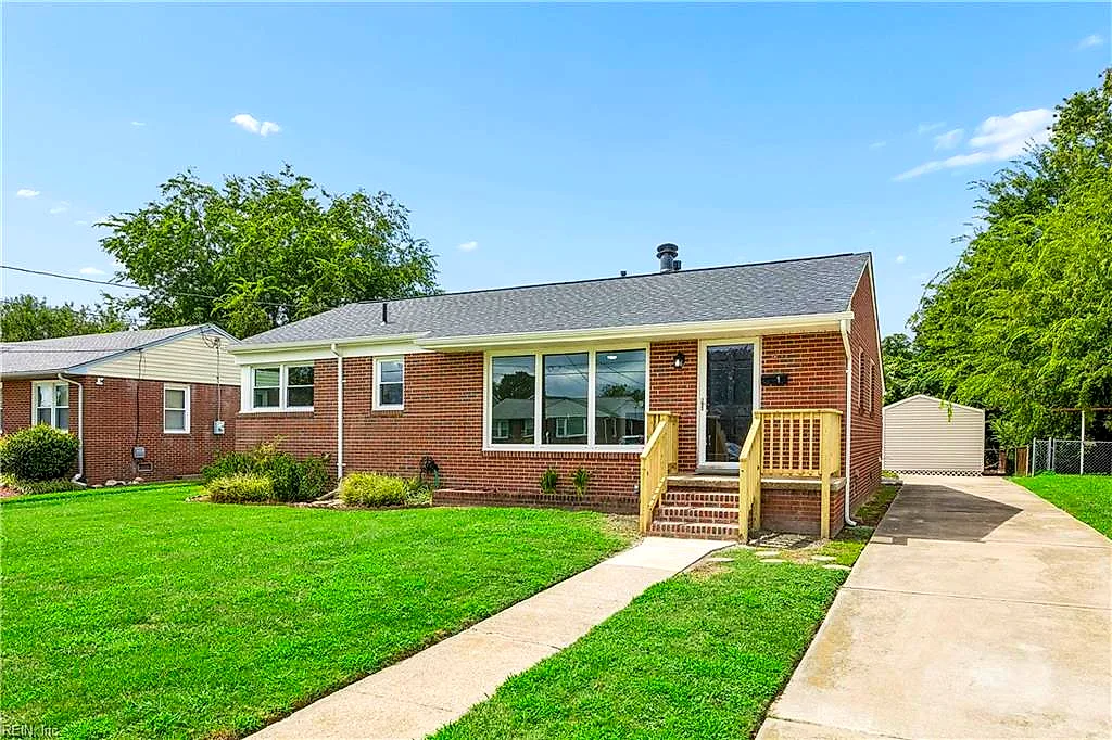 21 Reynolds DR, HAMPTON VA 23664