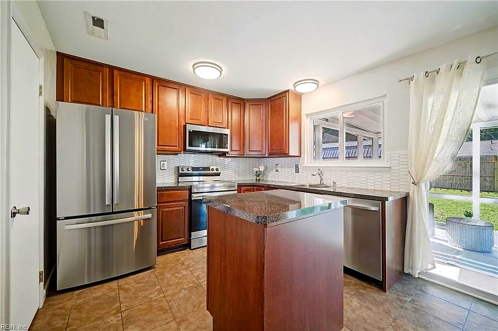 2741 Colonial Dr, Suffolk — photo