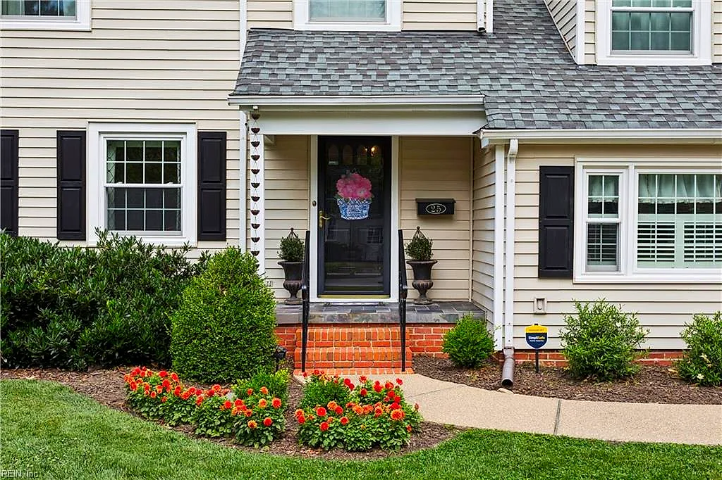 25 Shirley RD, NEWPORT NEWS VA 23601