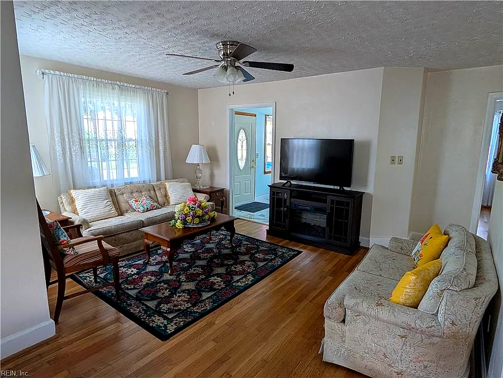 14 Plaza Dr, Hampton — photo