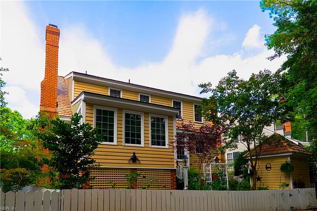 102 Thomas Gates, Williamsburg — photo