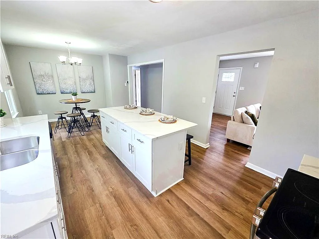 45 Londonshire Ter, Hampton — photo