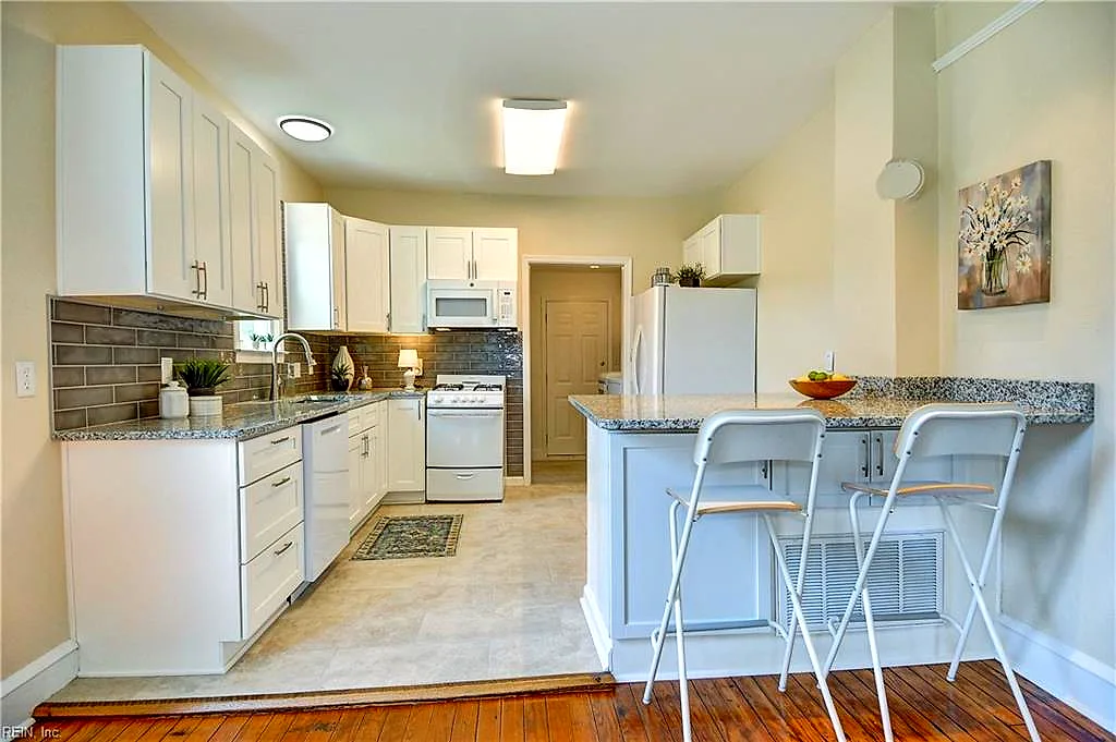 2103 Roanoke AVE, NEWPORT NEWS VA 23607